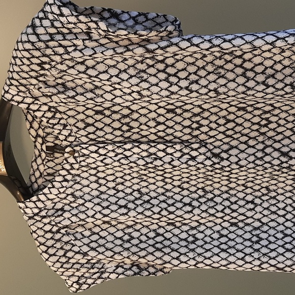 Maunce top.Sleeveless black and white.  Medium. - Picture 15 of 16